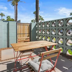 Large Rooftop & Poolside - Walk To Old Town Apartment Scottsdale